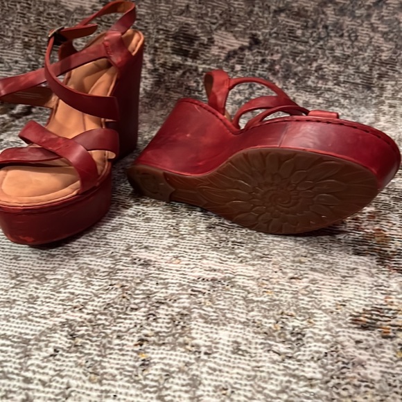 Never worn wedge sandal - Picture 3 of 7